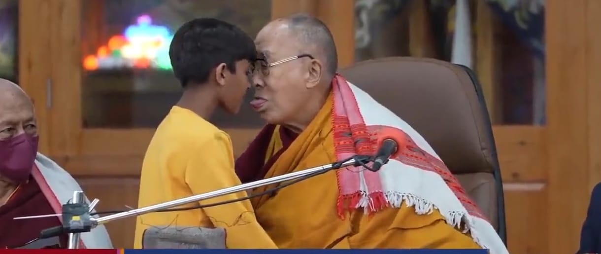 Félreértették a nyelvszopogatást, a dalai láma nem az érzéki örömöknek él – védte egy tibeti vezető a vallási vezetőt