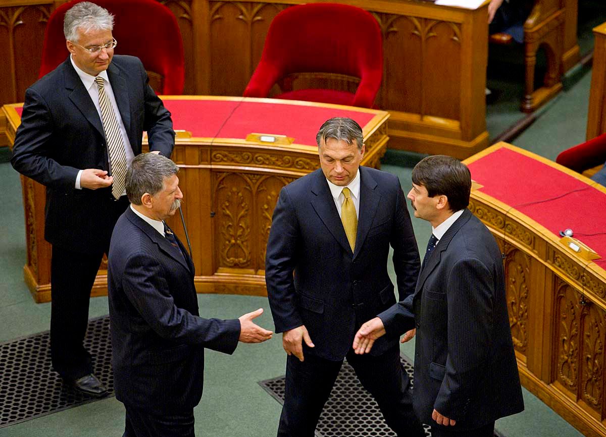 A szakkoli révbe ért