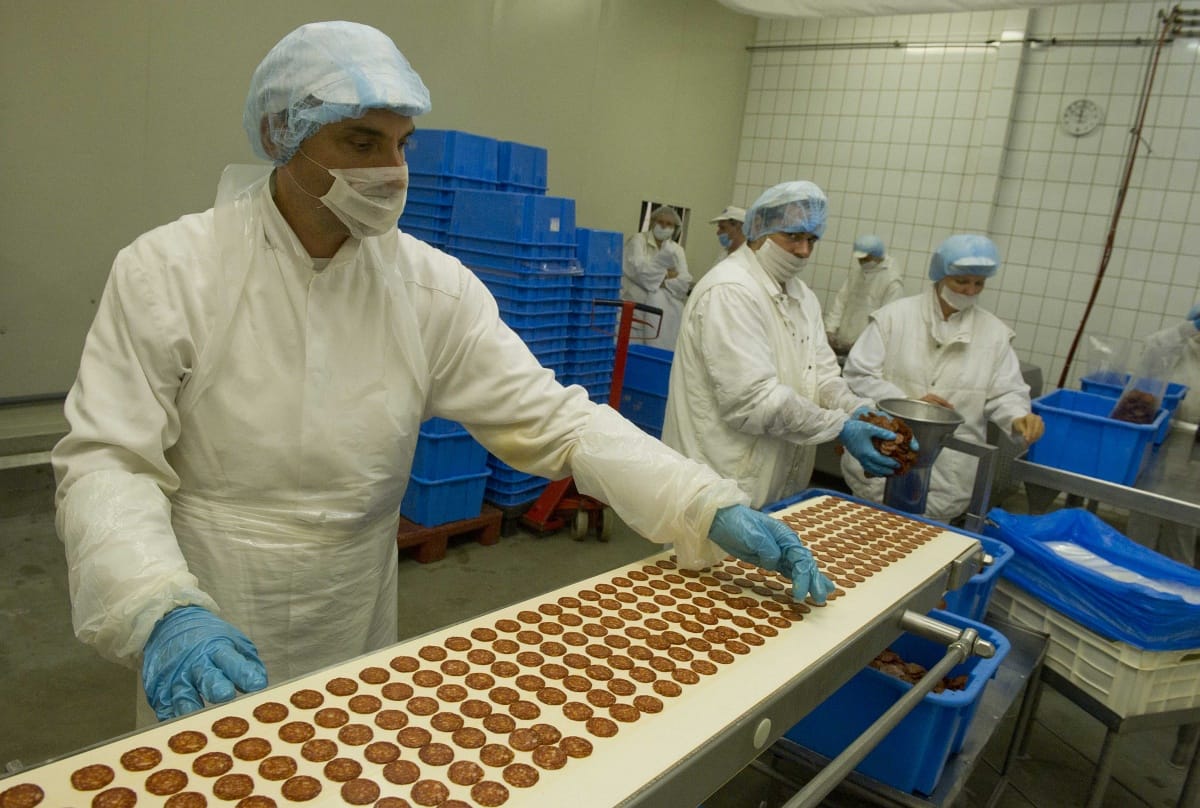 Tovább süllyedő húsgyárakba öntik a milliárdokat