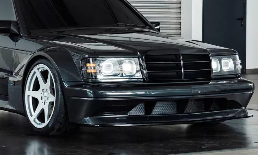 Retró húrokat penget a 340 millió forintos szupermodern Mercedes 190 Evo II