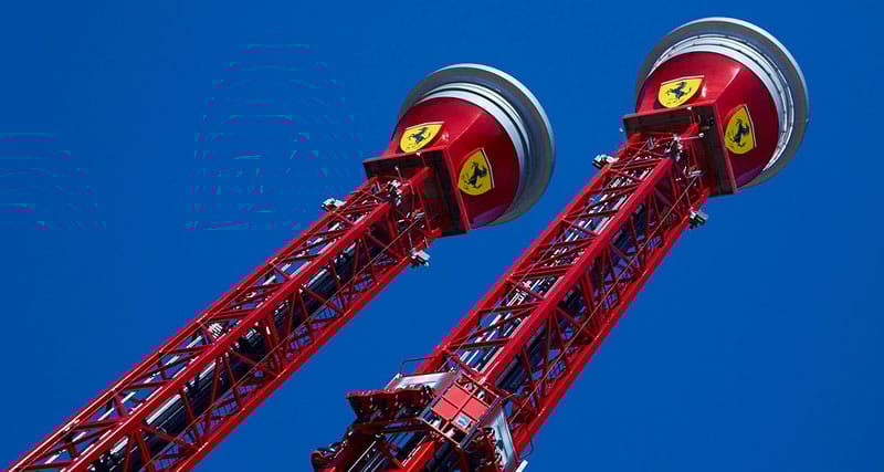 0-ról-180-ra, öt másodperc alatt, függőlegesen – ilyen hullámvasúttal nyitott a Ferrari vidámpark