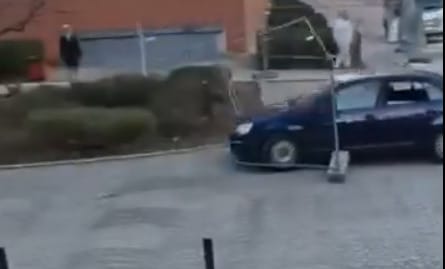 Józsefvárosi GTA: lopott autóval rongyolt át az útlezáráson, a Corvin Plázában kapták el a rendőrök – videóval