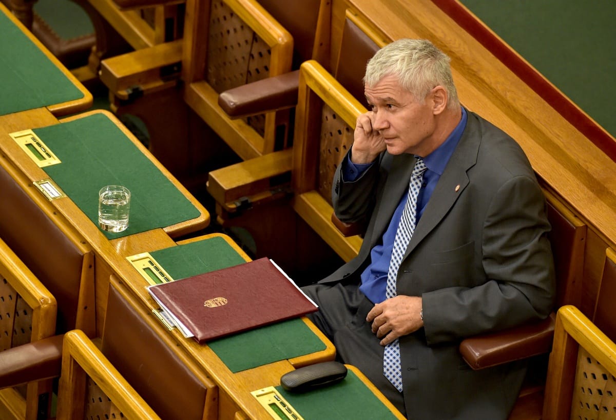 Polt az uniós ellenőrök előtt magyarázta bizonyítványát