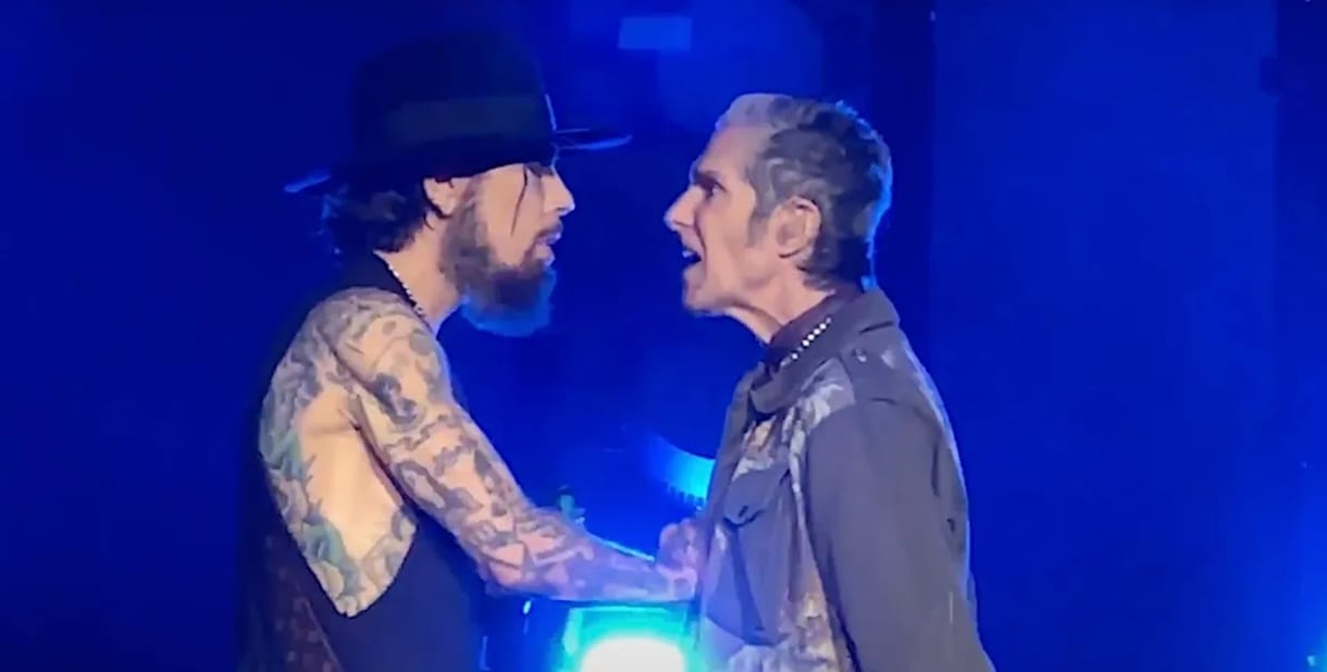 Egy ütéssel ért véget a Jane’s Addiction koncertje Bostonban, az énekes nekiment a gitárosnak