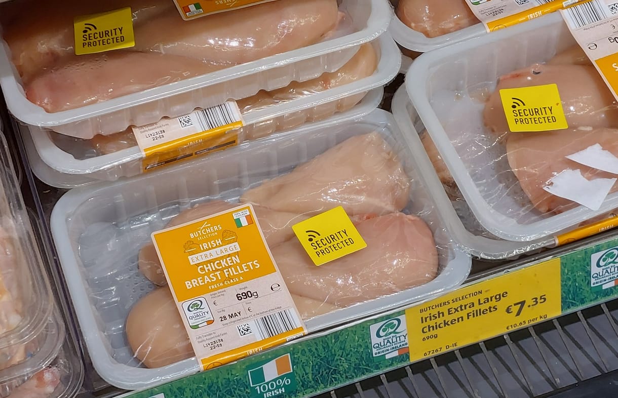 A húst, a sajtot és a kávét is extrán őrzik a brit szupermarketekben