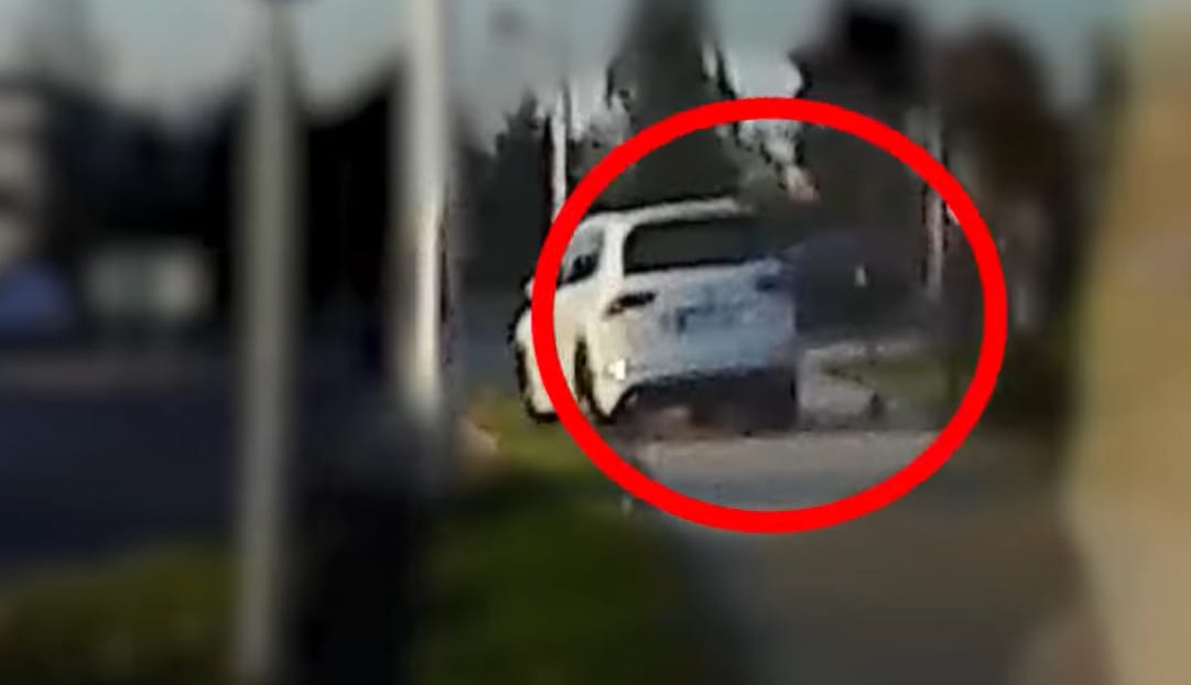 A járdán, egy gyalogost elsodorva kerülte ki a körforgalmat egy autó Veszprémben