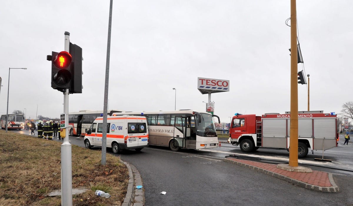 Buszok karamboloztak Sopronban, több sérült van