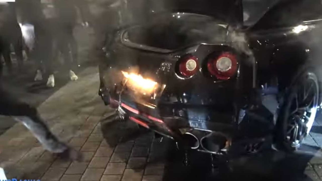 Addig túráztatták az utcán a Nissan 600 lóerős Godzilláját, hogy kigyulladt – videó