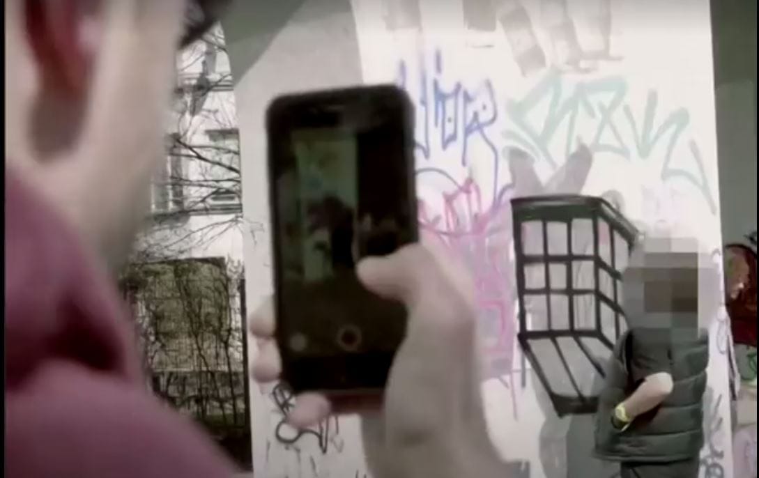 Fiatal graffitiművészek így tüntetik el a falakra festett horogkereszteket Berlinben - videó