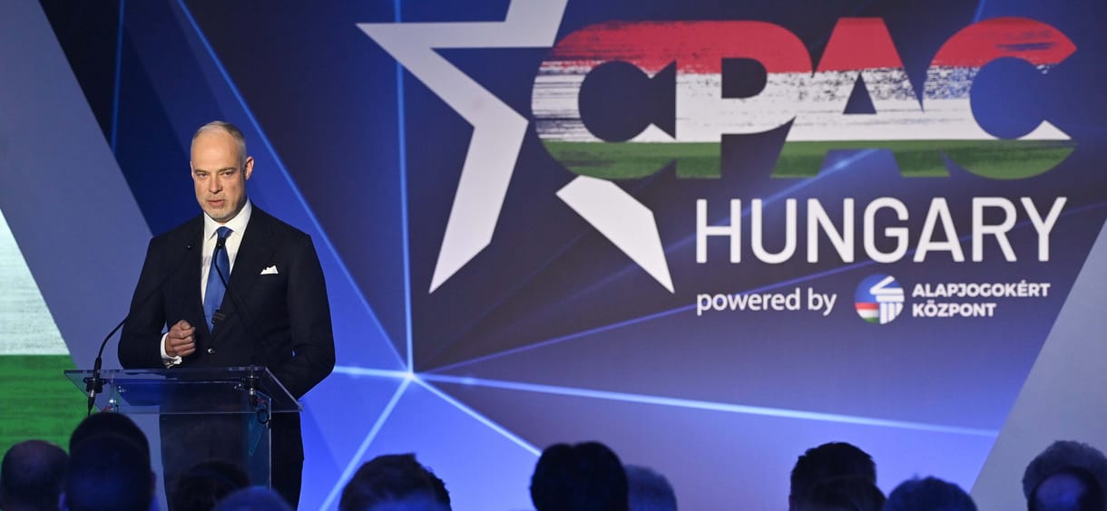 Szalay-Bobrovniczky kiállt a CPAC színpadára és „hadat üzent