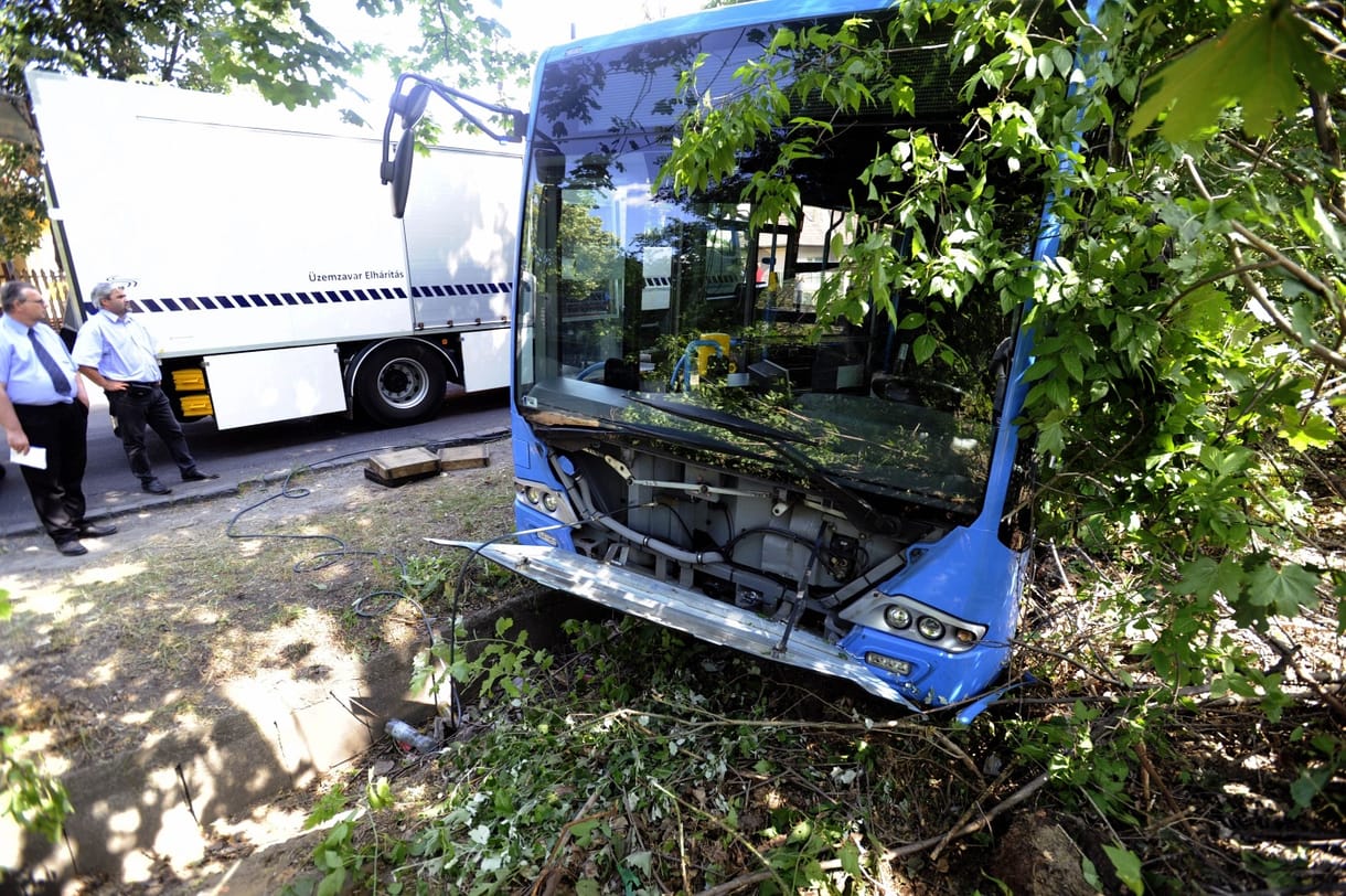 Rosszul lett a sofőr, árokba borult a 98E busz Budapesten
