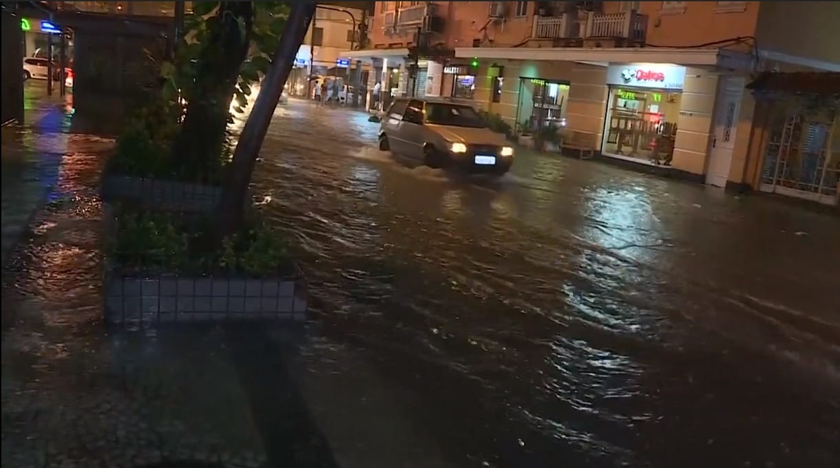 Egy hónapnyi eső hullott le Rio de Janeiróra két óra alatt