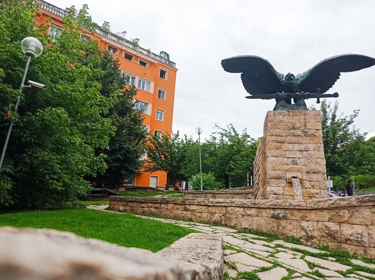 A törvénytelenül felállított, kegyeletsértő turulszobor miatt csaphat össze a szélsőjobb a Kutyapárttal