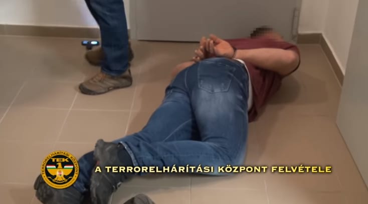 Csempészbandára rúgták rá az ajtót a rendőrök, egy férfi kiugrott az ablakon – videó