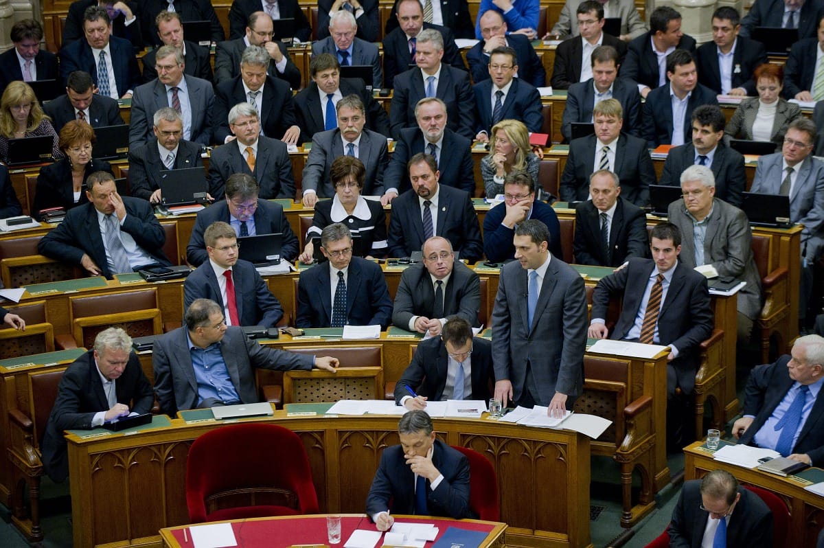 Szadista gyilkosoktól a pofonosztó szigorig - percről percre a parlamentből