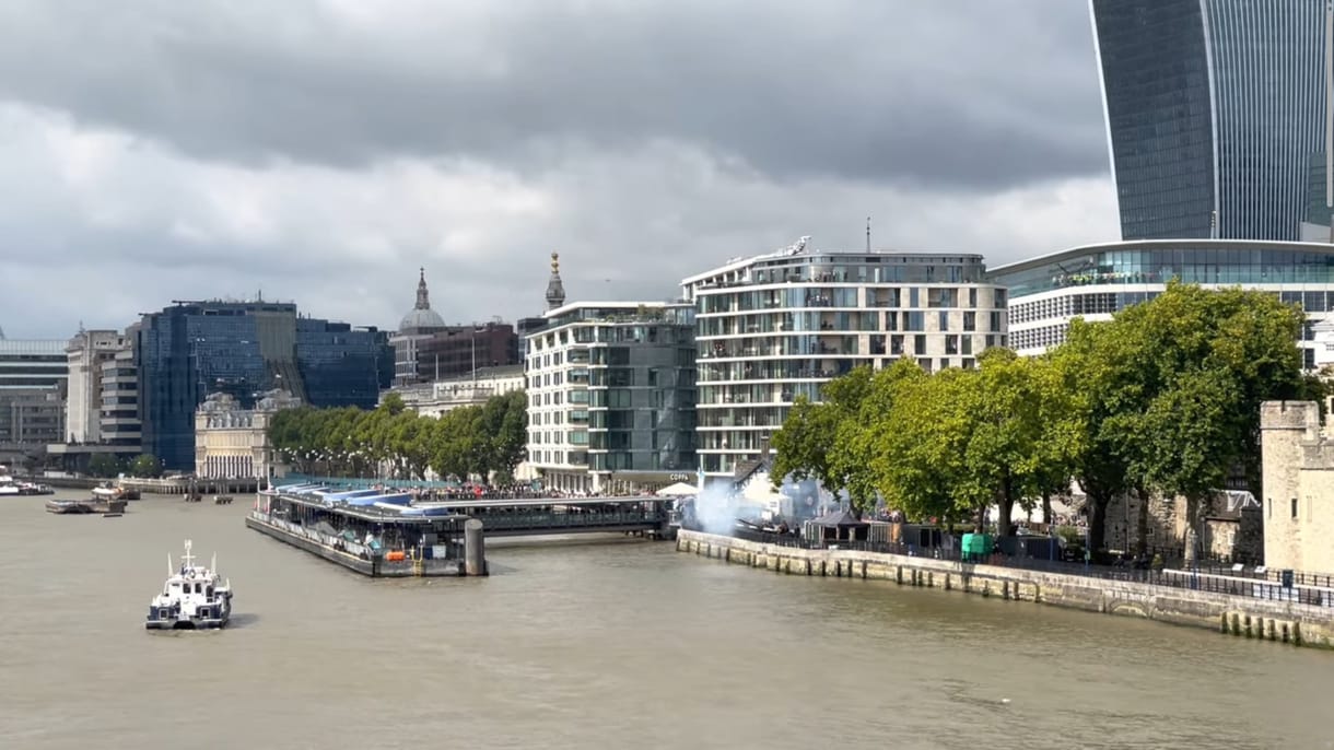 96 ágyúlövéssel emlékeztek II. Erzsébetre Londonban – videó
