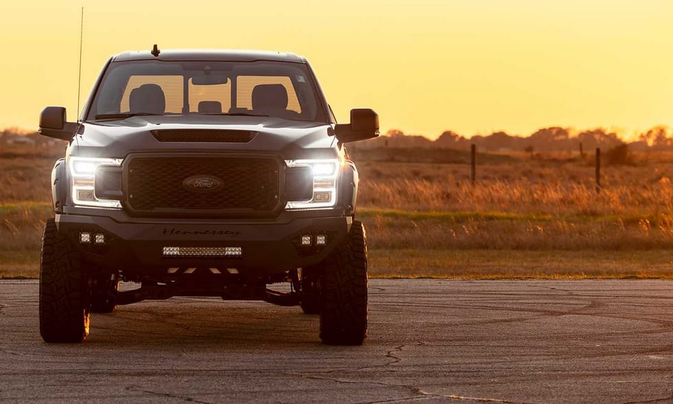 775 lóerős gigantikus amerikai pickup, ami sportkocsiként gyorsul