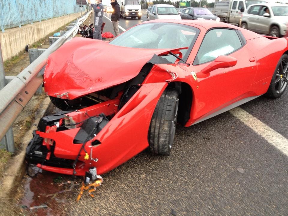 Élőben tört ronccsá az 550 lóerős Ferrari