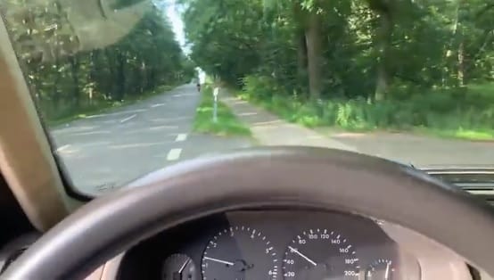 Bicikliúton előzte meg a kerékpárost a türelmetlen sofőr – videó