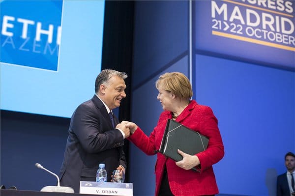 Gyurcsány levelet írt Merkelnek: Szemet huny Orbán önkényuralma fölött