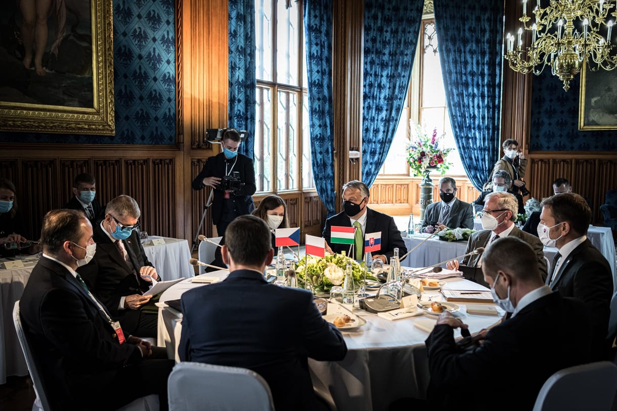 Orbán az oroszokkal, a törökökkel és fideszes őrkutyákkal gyarmatosítja Közép-Európát