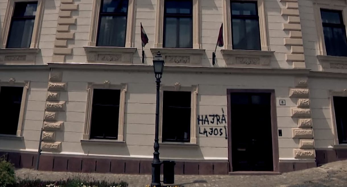 Szintet lépett a firkaháború: az Echo TV arról készített videót, hogy összegraffitizi Simicska házát