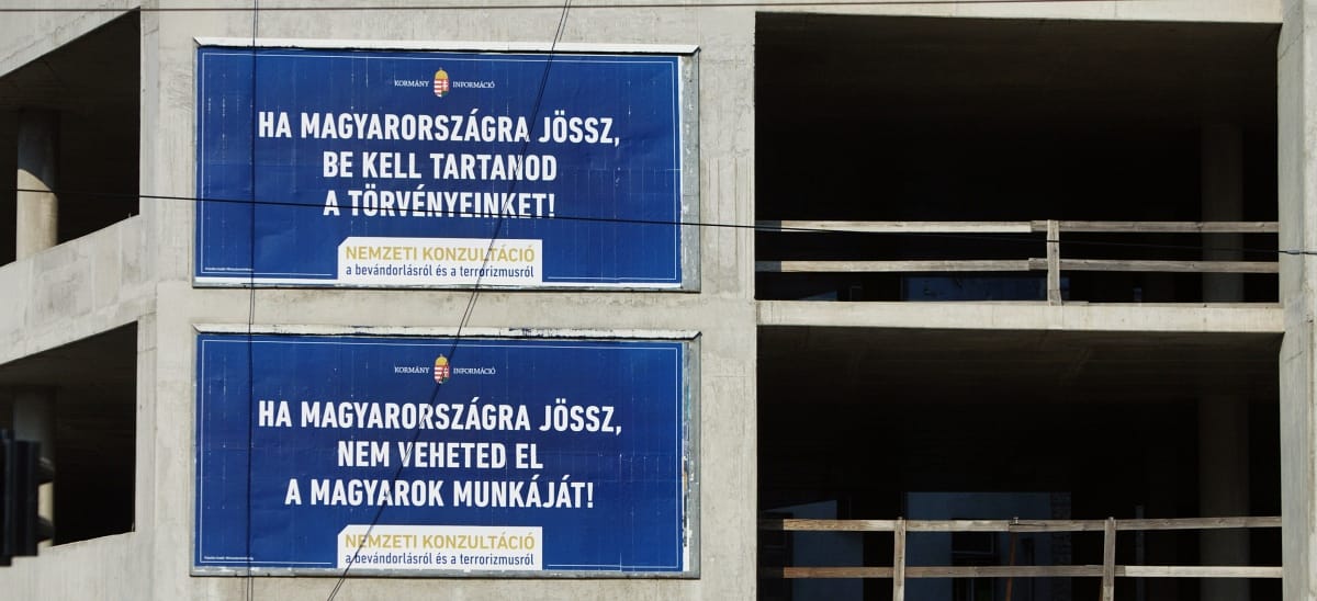 Plakátokat helyez ki a kormány Afganisztánban és Szíriában is