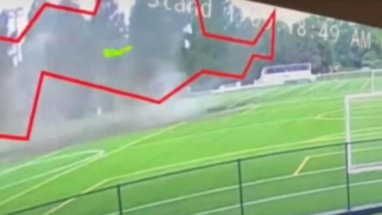 Látványos videó arról, hogy falt fel egy oszlopot egy víznyelő egy illinois-i focipályán