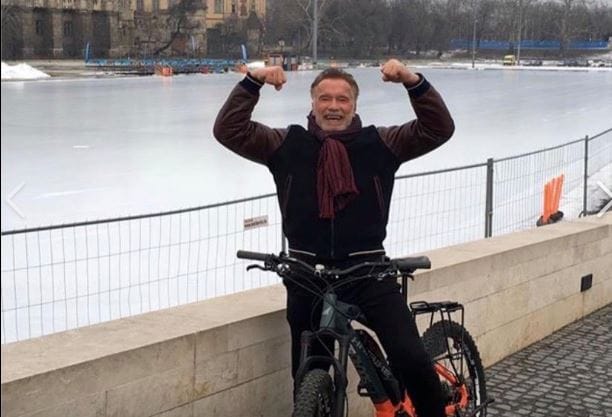 Schwarzeneggert nem érdekli a hideg, a Városligetben bicajozott