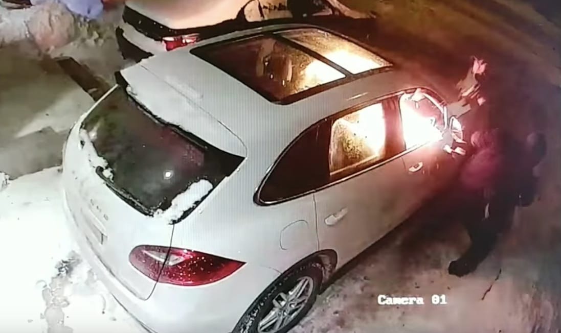 Amíg a család aludt, valaki felgyújtotta a Porschéjukat – videó