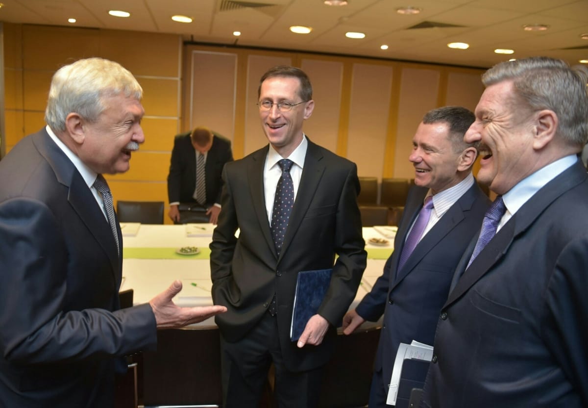 Varga Mihály elment az OTP közgyűlésére, és a válság végéről beszéltek