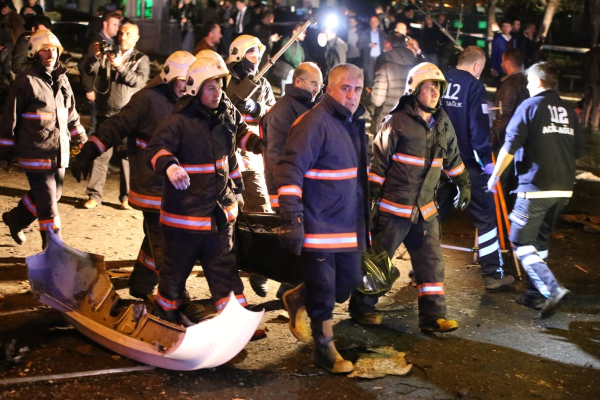 A török hadsereg lövi a kurd szakadárokat
