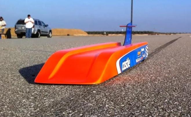 Látott már 300 km/h-val száguldó játékautót? Most megnézhet egyet