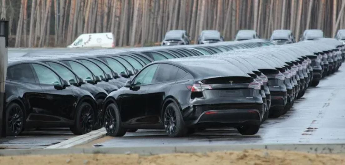 Százával parkolnak már a Tesla Gigaberlin mellett a legyártott próbaautók  
