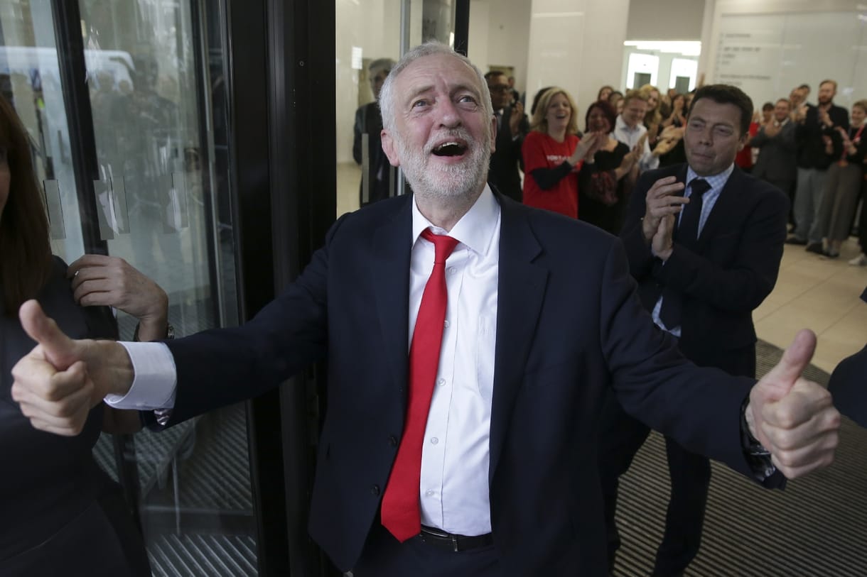 Hihetetlen, mekkora ováció fogadta Jeremy Corbynt a Glastonbury nagyszínpadán