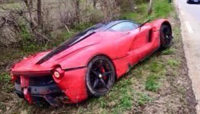 Ilyen, amikor árokban landol a 965 lóerős közúti Ferrari-rakéta