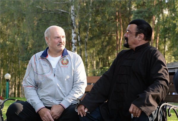 Napi abszurd: dinnyékkel és répával pózolt Steven Seagal a fehérorosz elnöknél