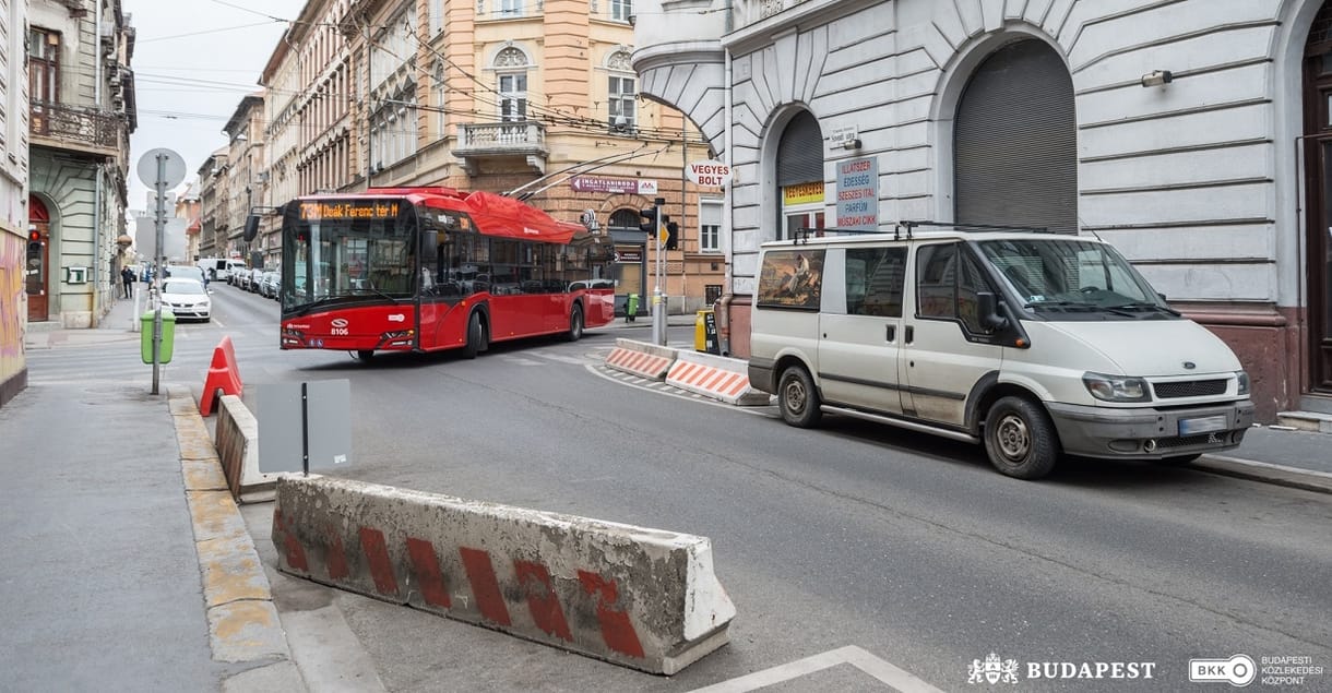 Betonterelőkkel védik a trolibuszok útvonalát a szabálytalanul parkoló autóktól