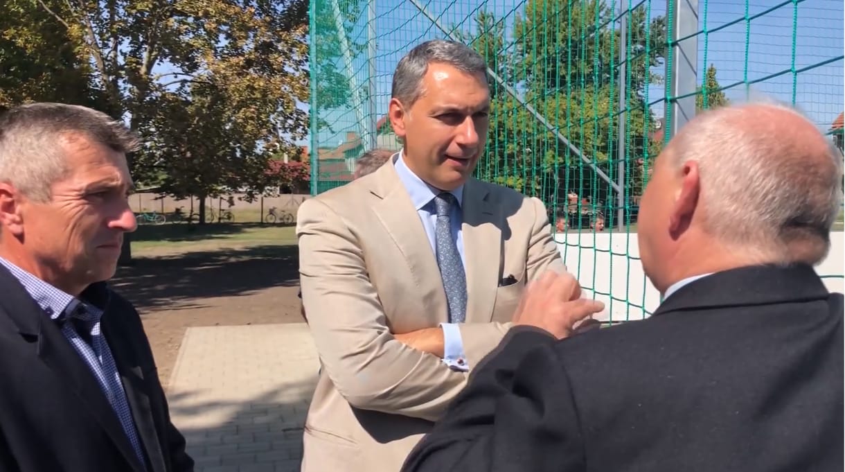 Lázár: Kétballábas focistáknak óriási pénzeket fizetnek azért, hogy 