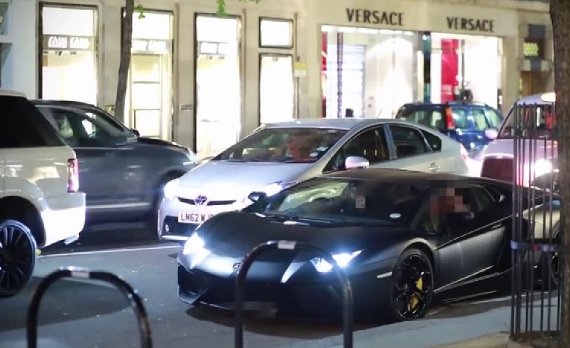 Almával egy Lamborghini Aventador ellen – videó