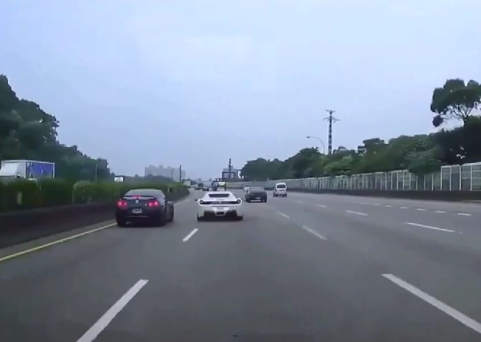 Balesetet hozott a Ferrari 458 Spider és a Nissan GT-R utcai csatája