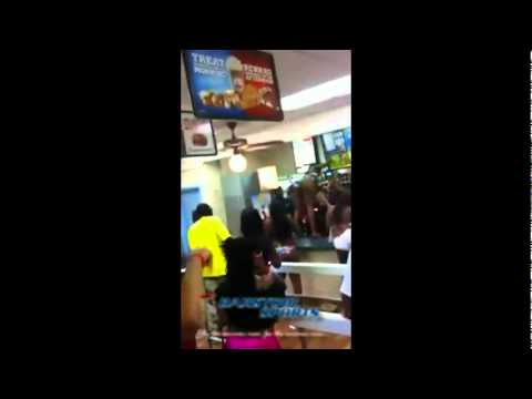 Videó: bikinis nő verte szét a Burger Kinget