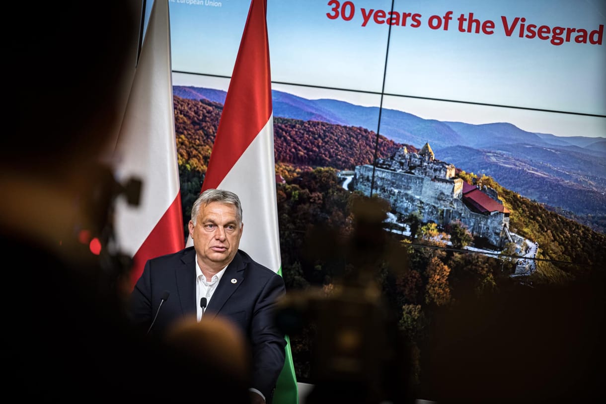 Orbán újabb bűvészmutatvánnyal rukkolt elő, de fenyegeti a lengyel baráti tűz 