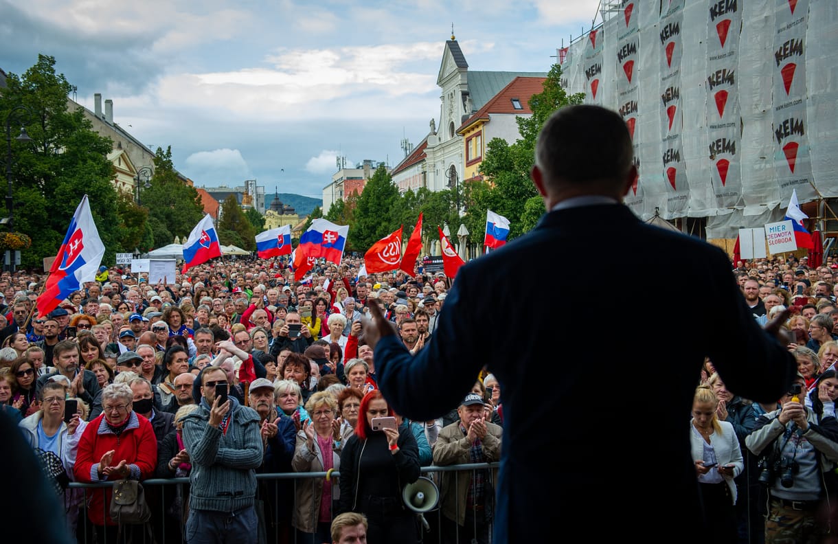 Szeretettel Pozsonyból: Orbán a menekültek átengedésével központi témát adott a szlovákiai kampánynak