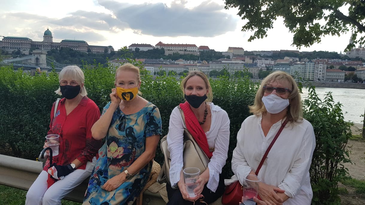 Egy fotó a tüntetésről: közös képen a magyar színjátszás nagyasszonyai