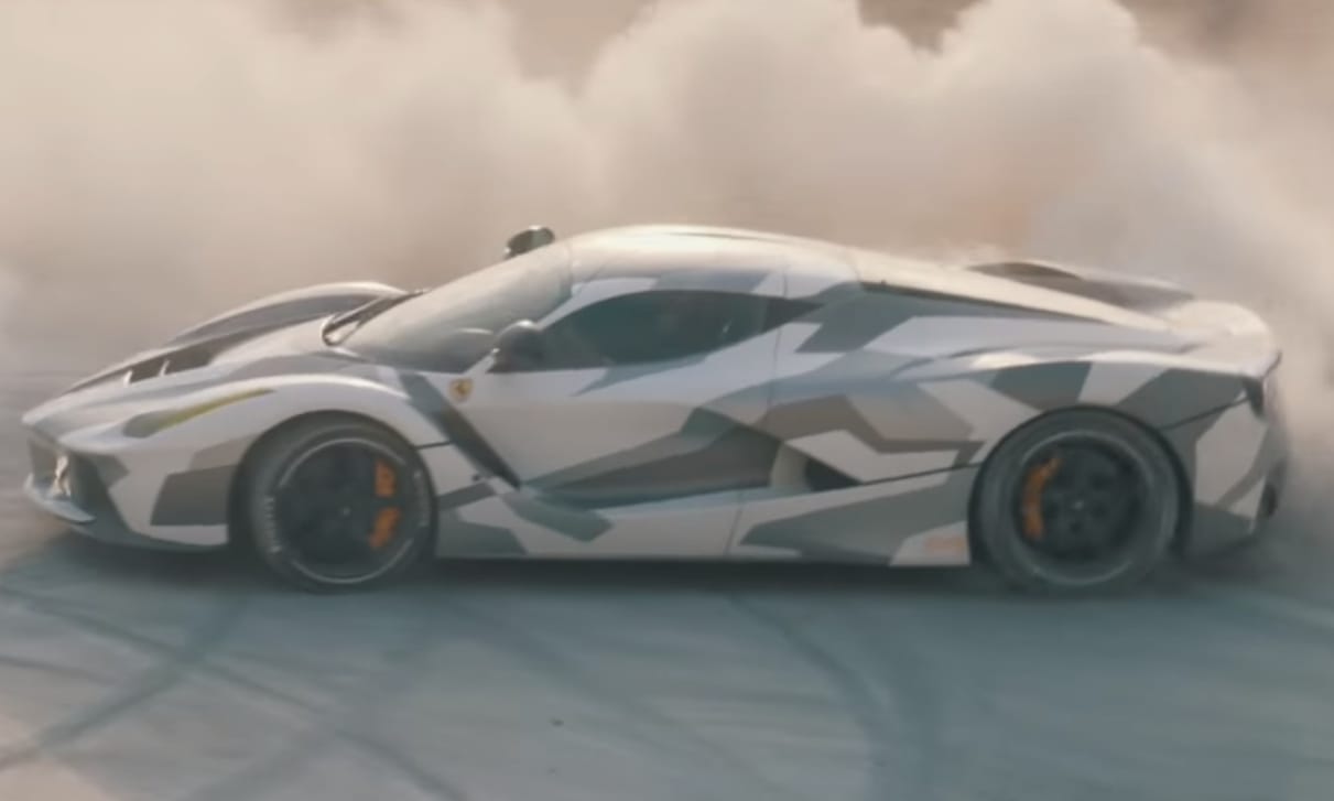 Poros gyártelepen drifteltek egy szuperdrága LaFerrarival – videó