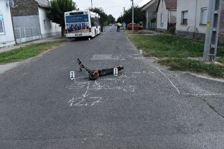 Életveszélyesen megsérült egy e-roller utasa, aki nem is lehetett volna a járművön, kötelező biztosításuk sem volt