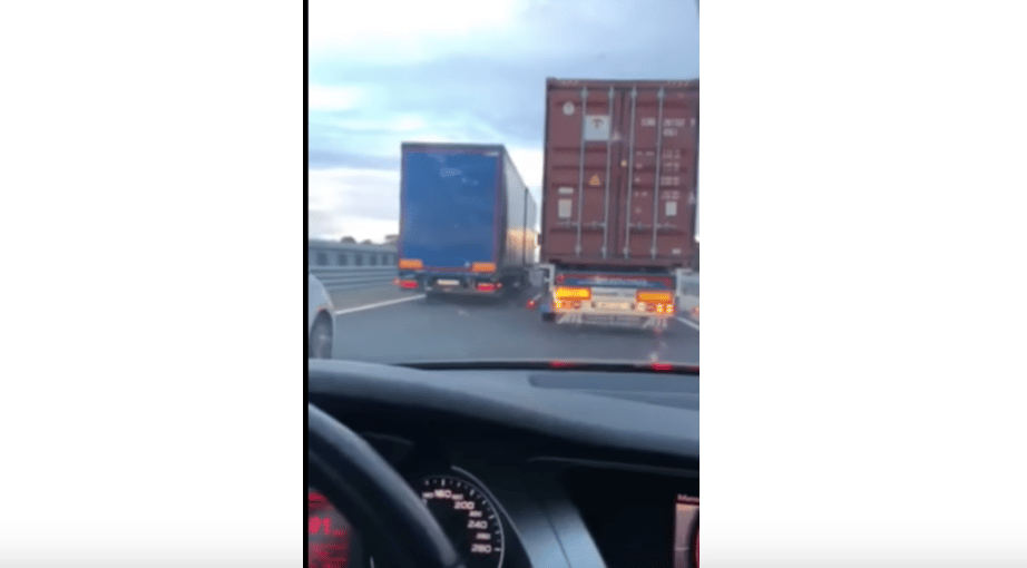 Parádés mutatvány a 86-oson: 6 perc alatt előzött le egy kamion egy másikat