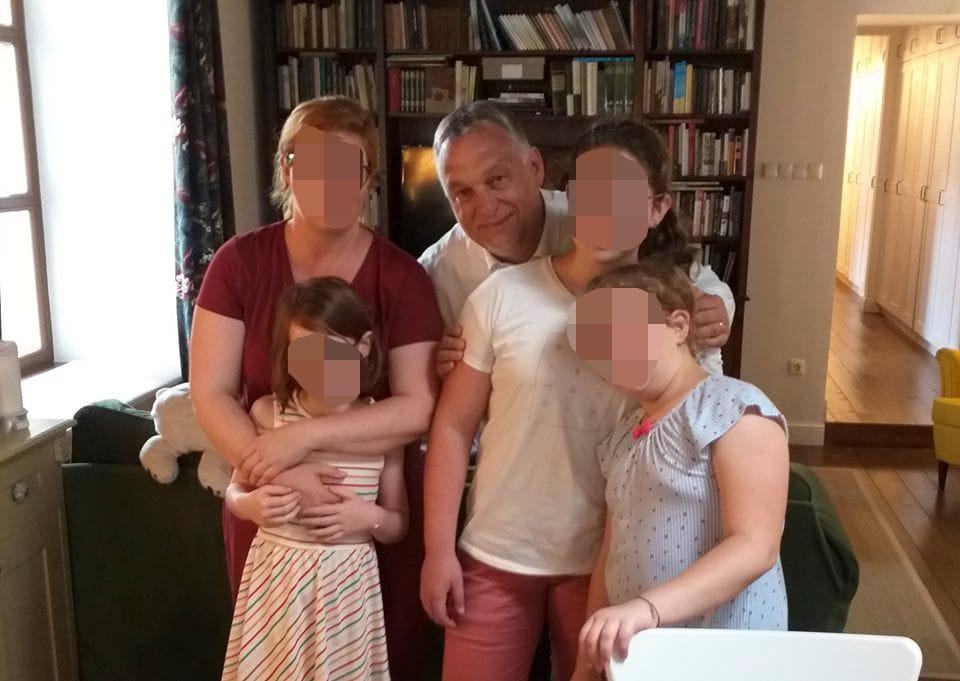 A Nemzeti Sport főszerkesztője a családjával mosolygó Orbán Viktort állította be borítóképnek a Facebookon