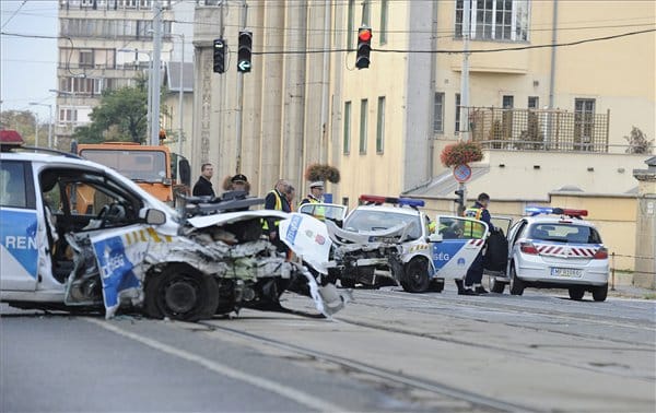 Fotó: Magyar rendőr így töri össze a másikat